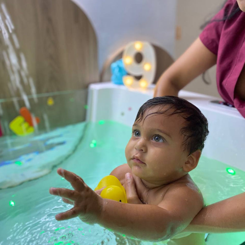 Foto de bebe en hidroterapia